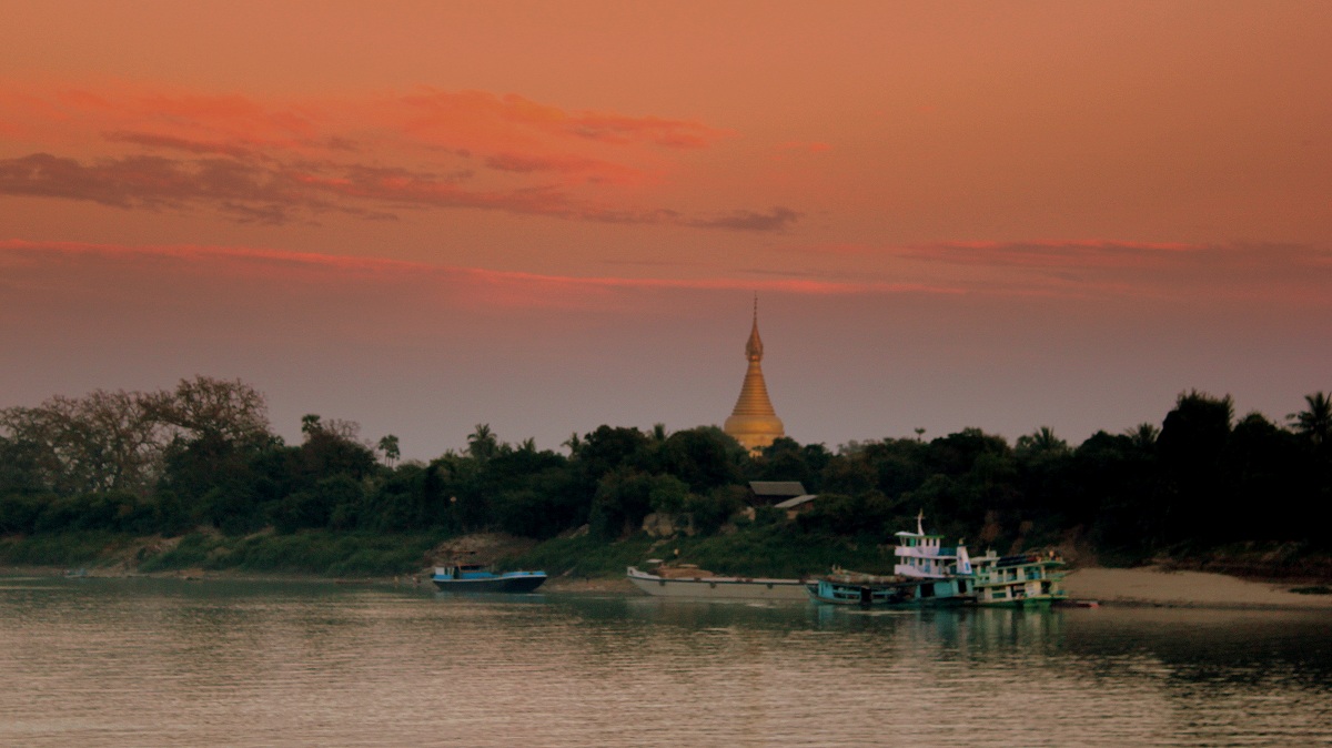river-cruising-on-the-irrawaddy-sagaing-near-mandalay-irrawaddy-river-ferry-journey