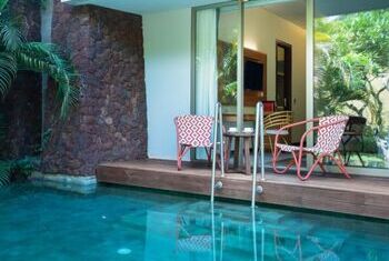 Deluxe Pool Access Room