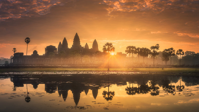 sunrise_angkor_wat_temple_lake_siem_reap_cambodia