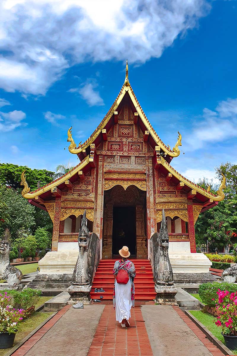 Das Wat Phra Singh ist eine beeindruckende religiöse Stätte mit vergoldeten Dächern und komplizierten Dekorationen.