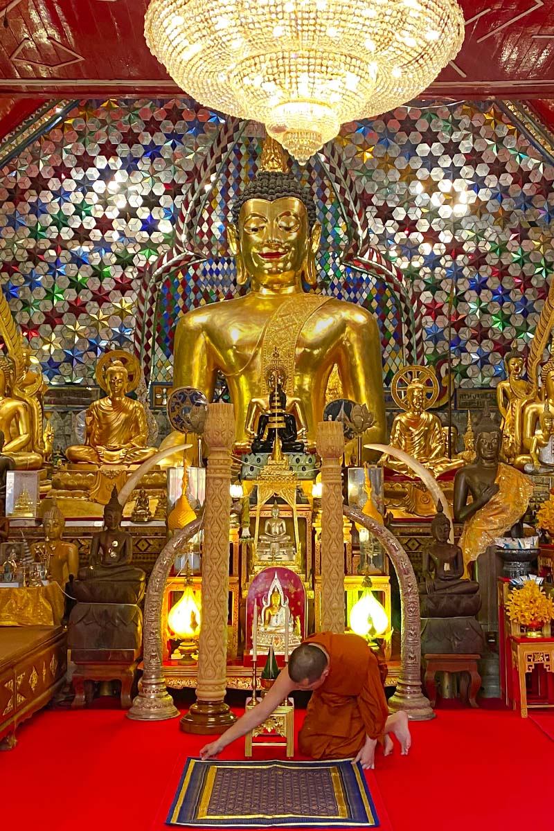Wat Phra That Doi Suthep ist ein wunderschönes Wat, das eine interessante Geschichte über den Buddhismus erzählt.