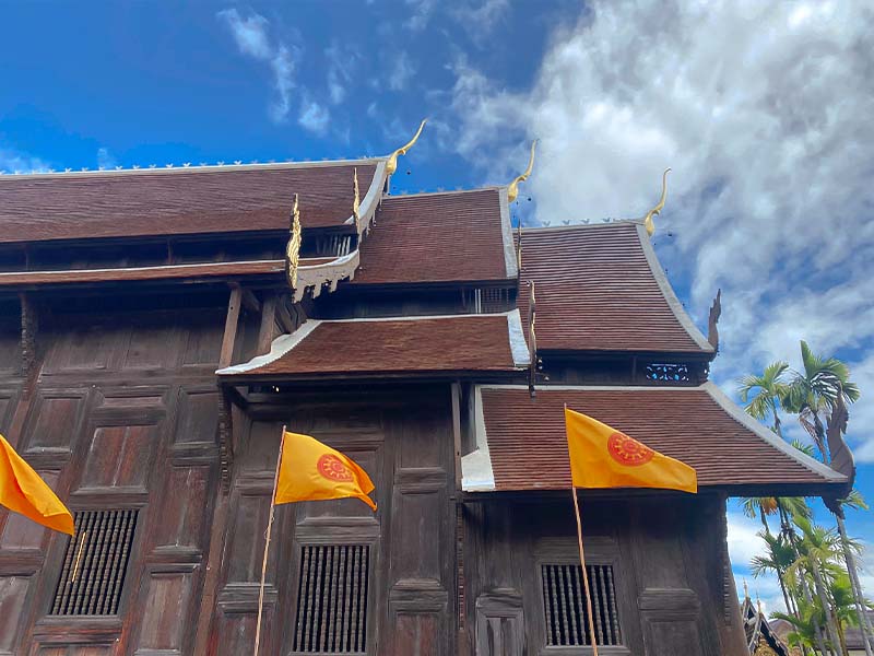 Der Wat Phan Tao ist ein Denkmal für die Teakholzindustrie in Nordthailand, mit schweren Teakholzplatten und einem überlappenden Dach, das aus mehreren Etagen besteht.