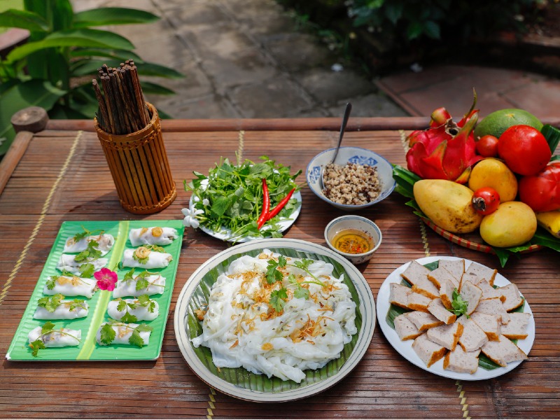 Banh Cuon (pronounced /baan goon/) is Vietnamese steamed thin rice rolls.